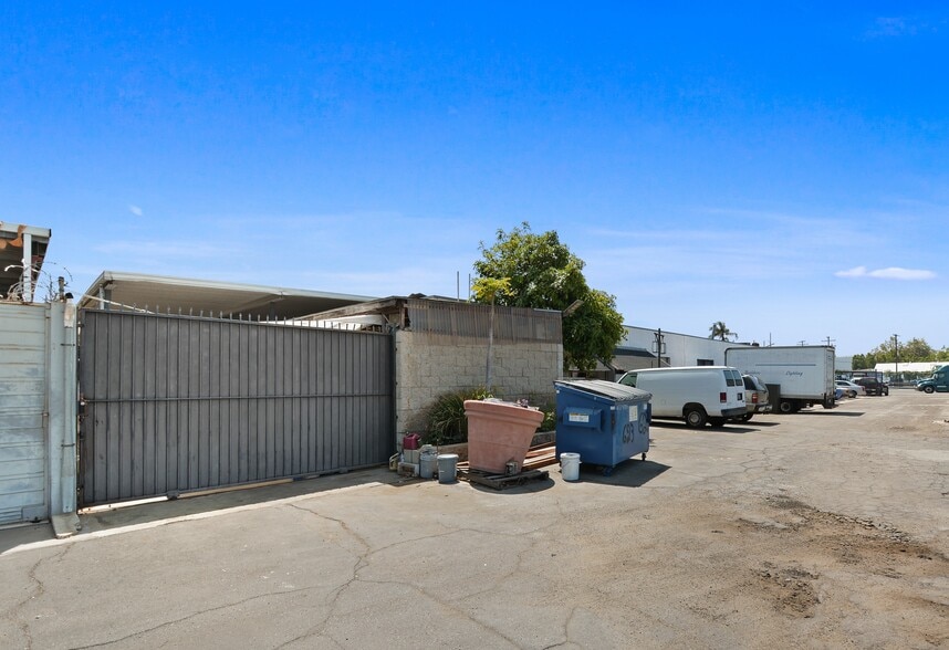 More Photos Of 623 Young St, Santa Ana Manufacturing For Sale