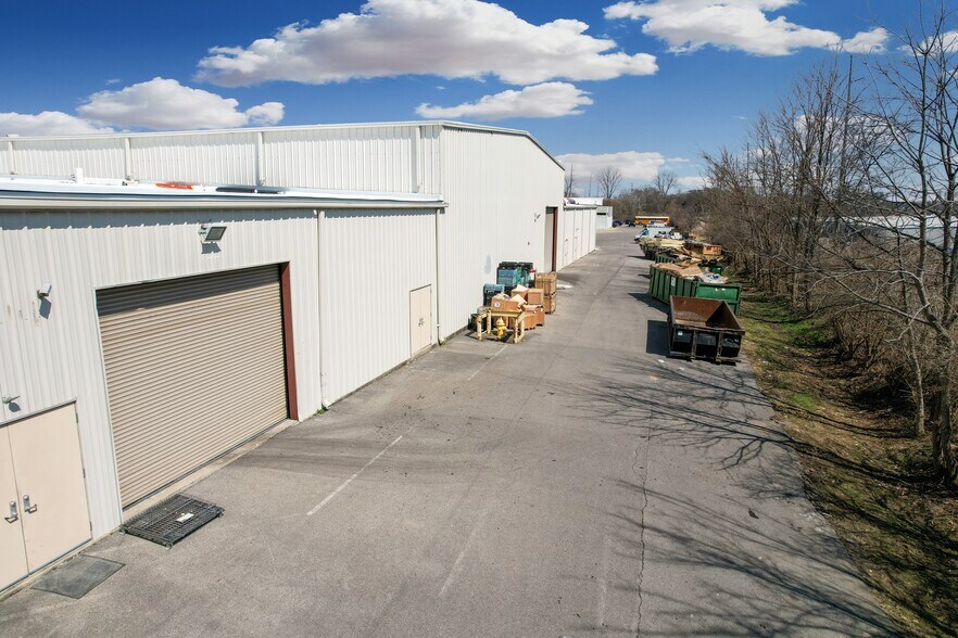 More Photos Of 90 Volunteer Dr, Hendersonville Flex For Sale