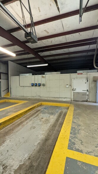 More Photos Of 1416 Twin Oaks St, Wichita Falls Warehouse For Lease