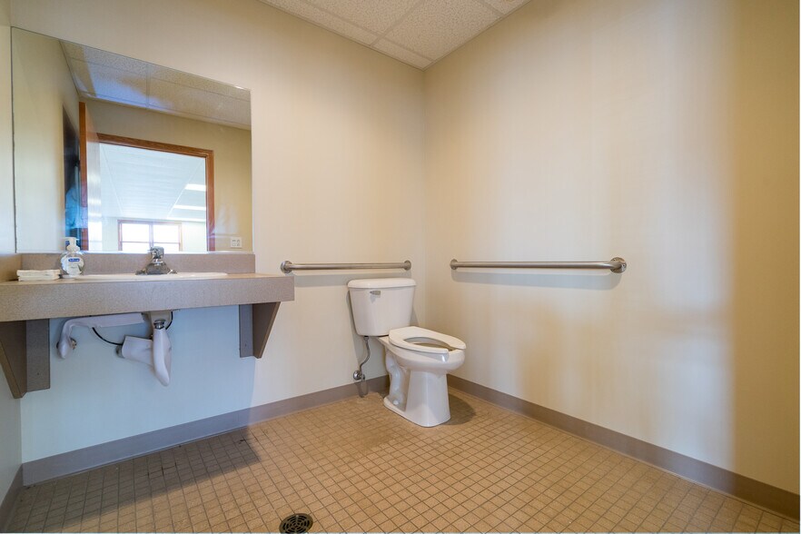 More Photos Of 16610 W 159th St, Lockport Office For Sale