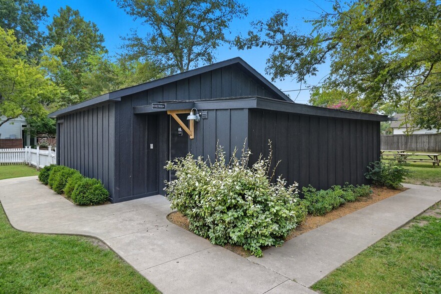 More Photos Of 924 S Main St, Broken Arrow Showroom For Sale