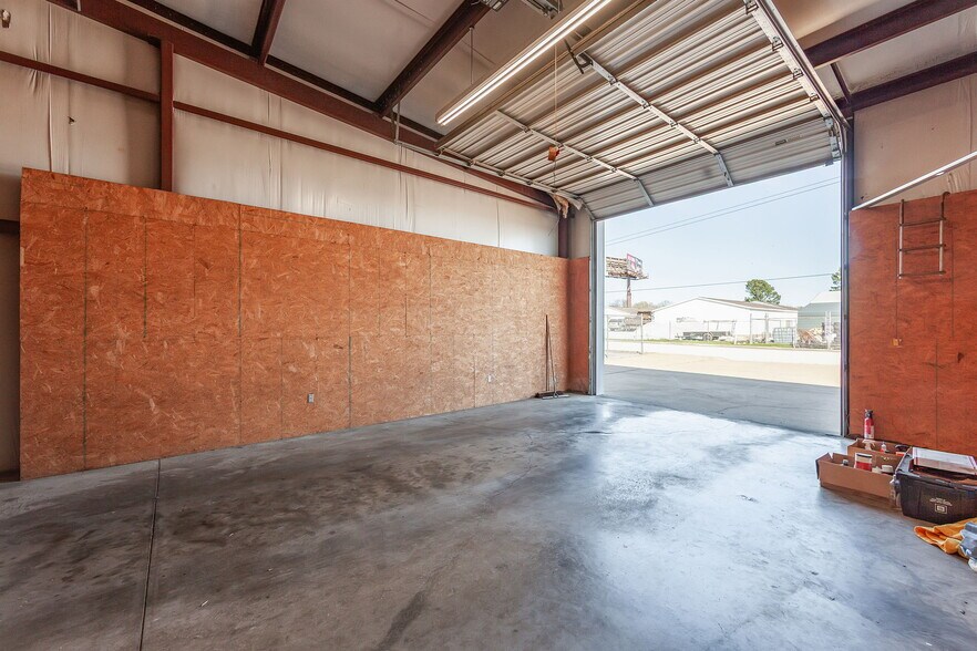 More Photos Of 39 N Madison Dr, Humboldt Showroom For Sale