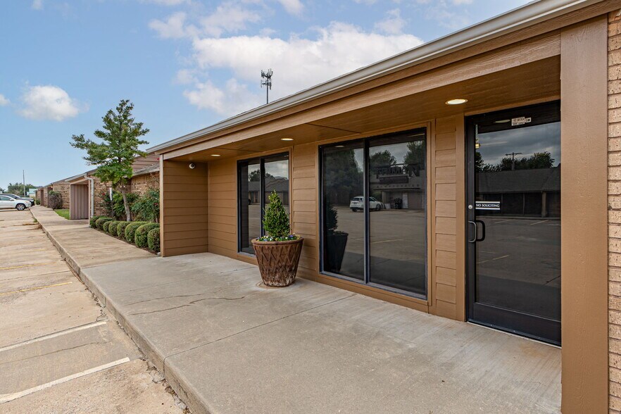 More Photos Of 1530 SW 89th St, Oklahoma City Office For Sale