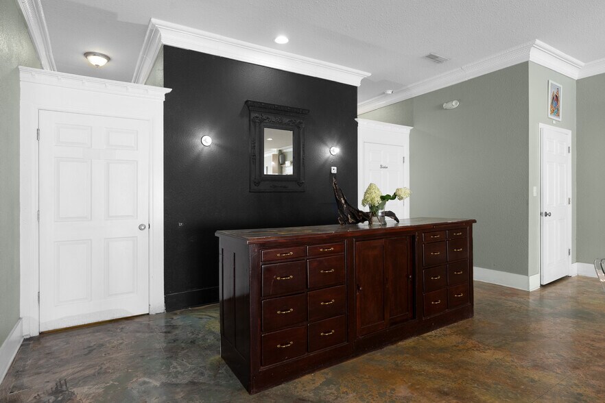 More Photos Of 108 Cumberland St E, Cowan Specialty For Sale