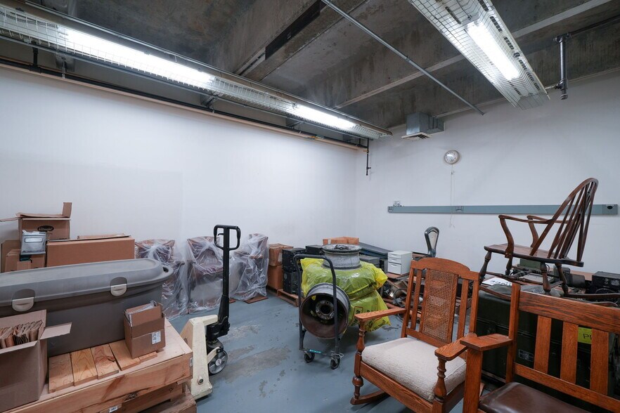 More Photos Of 1555-1557 SE Crystal Lake Dr, Corvallis Warehouse For Lease