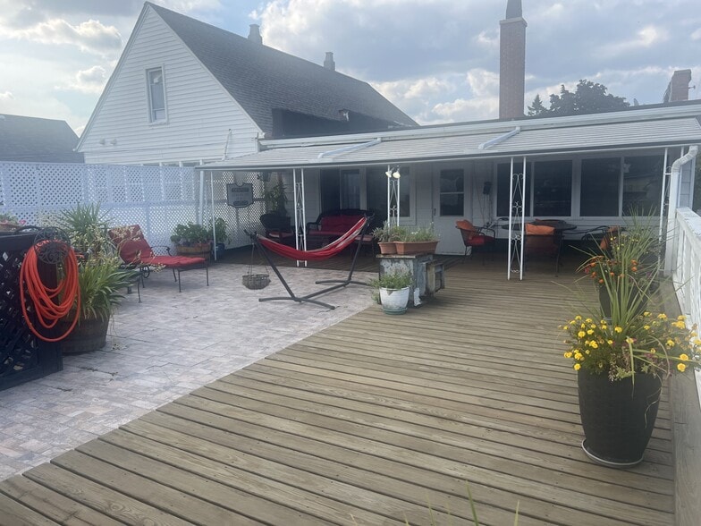 More Photos Of 2460 Florian St, Hamtramck Office For Sale