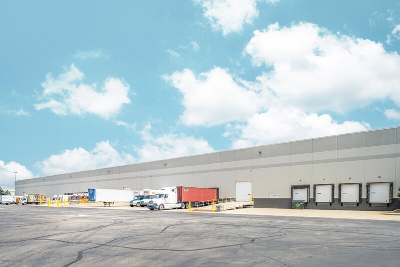 More Photos Of 300 Airport Rd, Elgin Warehouse For Lease