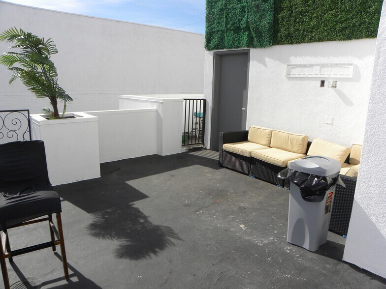 More Photos Of 4225 Crenshaw Blvd, Los Angeles Bar For Lease