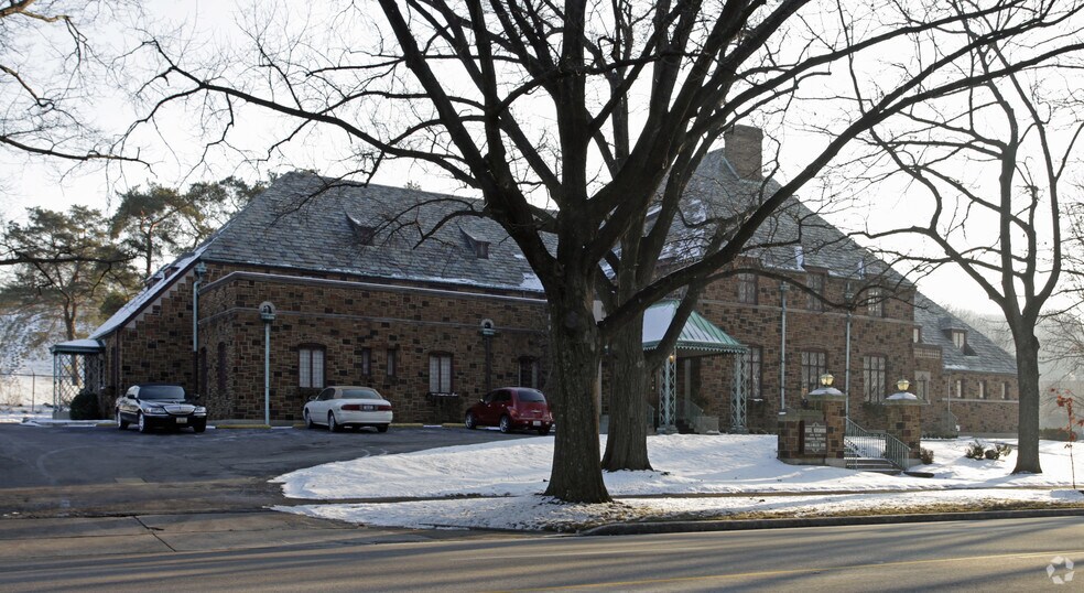 More Photos Of 3464 Central Pky, Cincinnati Funeral Home For Sale