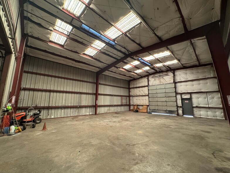 More Photos Of 1117 Joseph St, Shreveport Flex For Lease