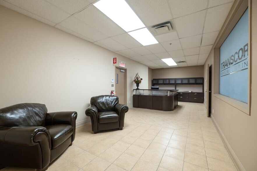 More Photos Of 24 Carré Sicard, Sainte-therese Self Storage For Lease