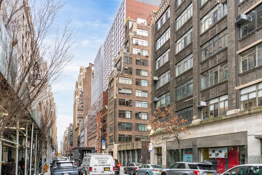 More Photos Of 348 W 36th St, New York Apartments For Lease