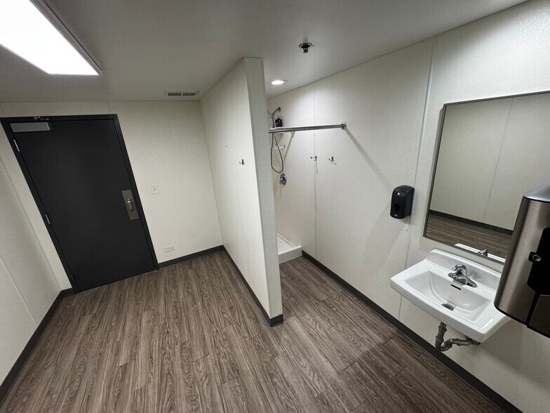 More Photos Of 1520 Hannah Ave, Forest Park Flex For Lease