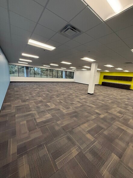 More Photos Of 8605 Largo Lakes Dr, Largo Warehouse For Lease