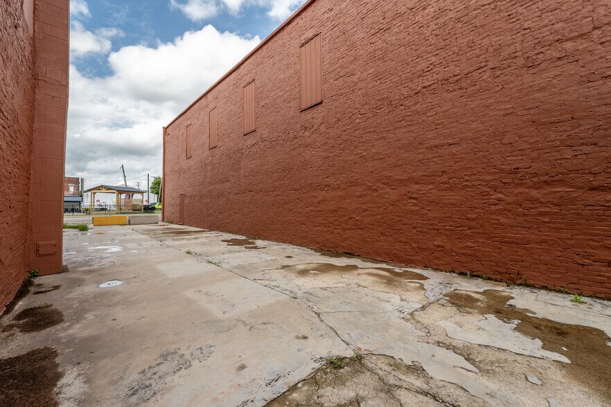 More Photos Of 24112 E 2nd St, Wellston Office For Sale