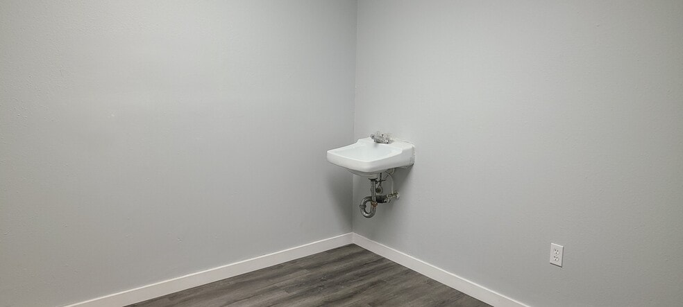 More Photos Of 4075 Whittier Blvd, Los Angeles Healthcare For Lease