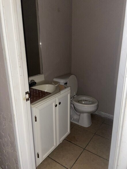 More Photos Of 945 W Maple Ave, Duncan Office For Sale
