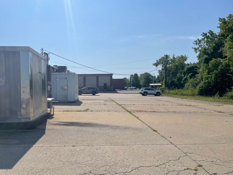 More Photos Of 2212-2218 Madison St, Clarksville General Retail For Lease