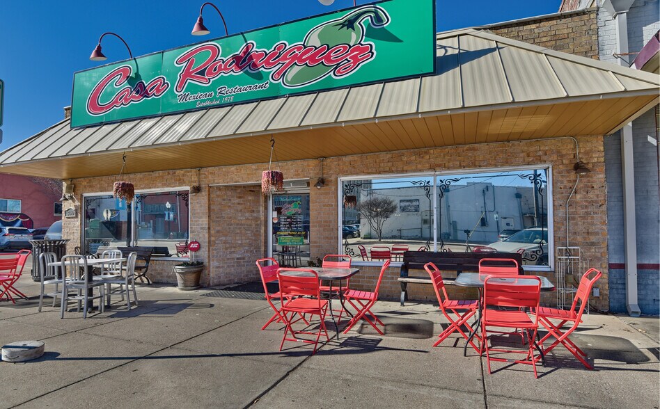 More Photos Of 300 N Bryan Ave, Bryan Restaurant For Sale