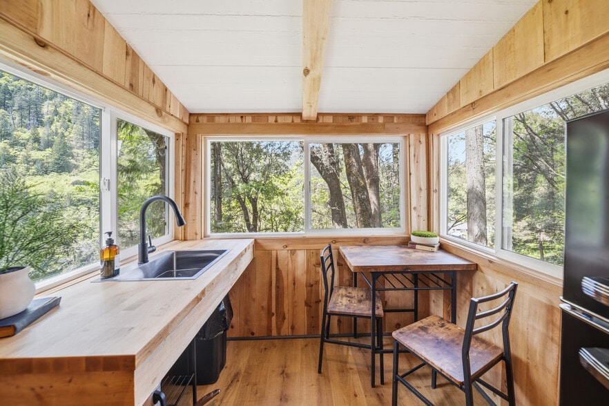 More Photos Of 4727 Dunsmuir Ave, Dunsmuir Hotel For Sale