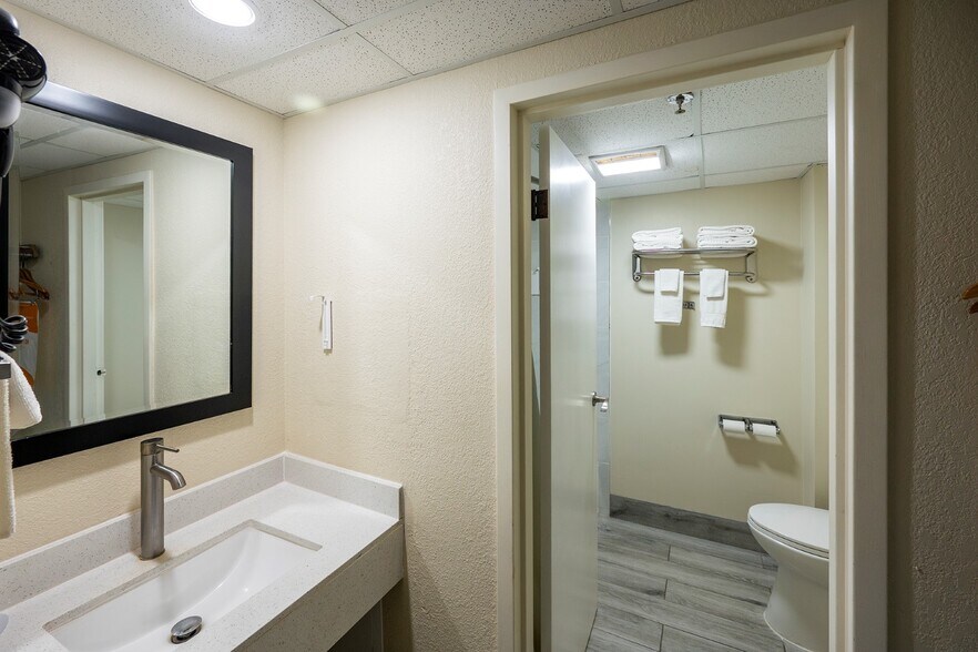 More Photos Of 2200 S Court St, Grayville Hotel For Sale