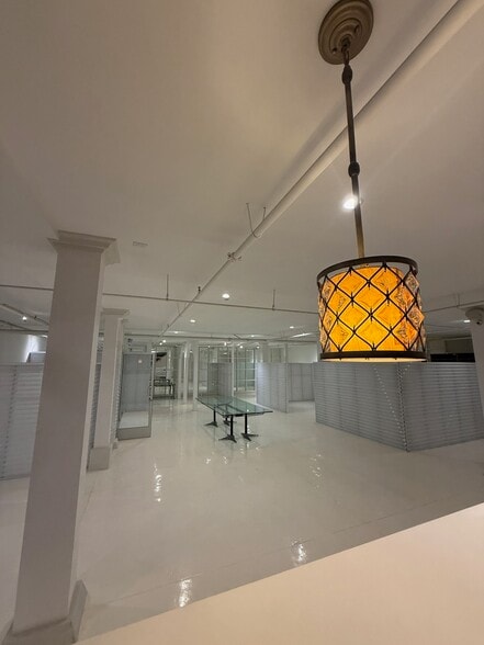 More Photos Of 530 Santa Monica Blvd, Santa Monica Storefront For Lease