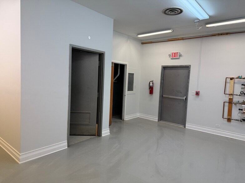 More Photos Of 164-166 N Gilbert St, South Elgin Freestanding For Lease