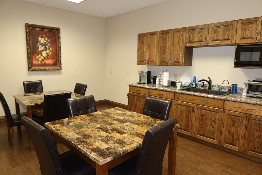 More Photos Of 1801 W 32nd St, Joplin Unknown For Lease