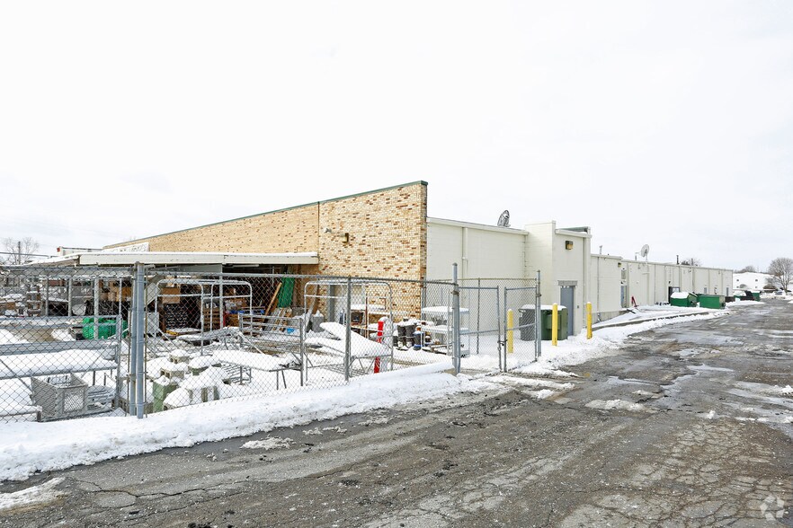 More Photos Of 3215-3271 South Blvd, Auburn Hills Freestanding For Lease