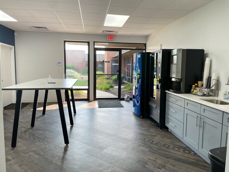 More Photos Of 1305 Remington Rd, Schaumburg Unknown For Lease