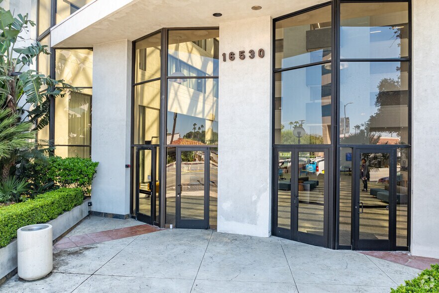 More Photos Of 16530 Ventura Blvd, Encino Office For Lease