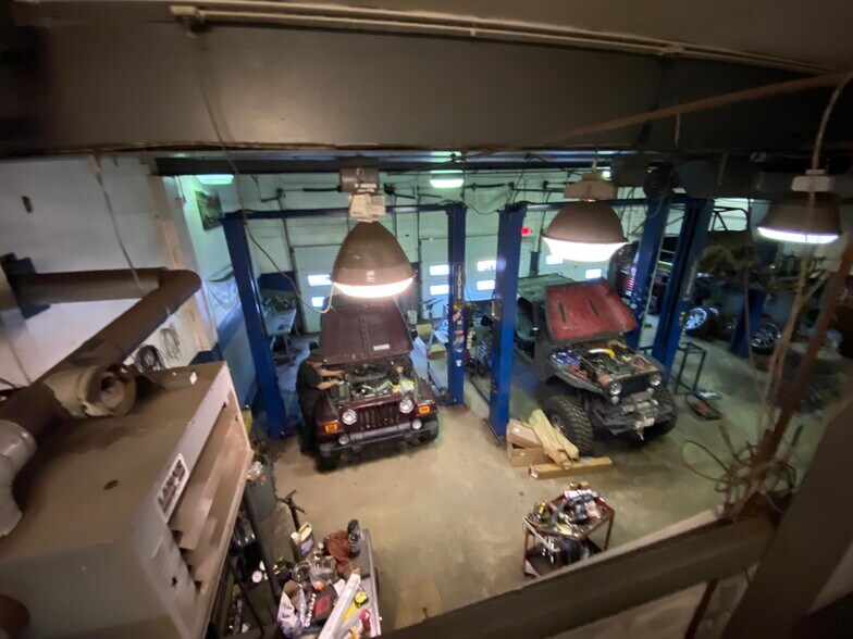 More Photos Of 29 Bridge St, Pelham Auto Dealership For Lease