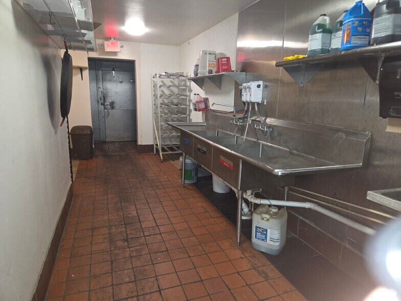 More Photos Of 38201 10th Ave, Zephyrhills Freestanding For Sale