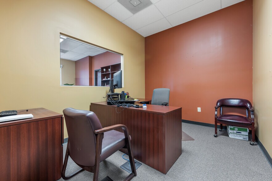 More Photos Of 8913-8923 Veterans Memorial Pky, O'Fallon Office Residential For Lease