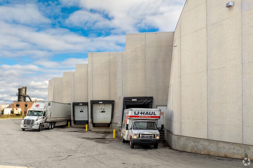 More Photos Of 50 Fulton Way, Richmond Hill Flex For Sale