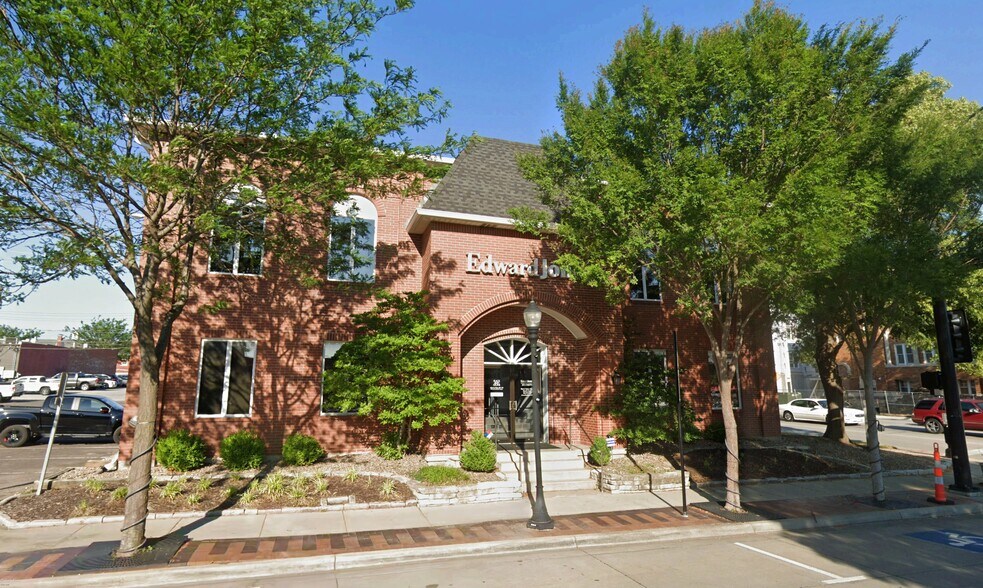 Primary Photo Of 200 SE Douglas St, Lee's Summit Office For Lease