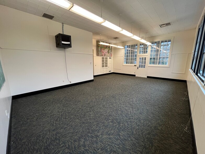 More Photos Of 7688 SW Capitol Hwy, Portland Specialty For Lease