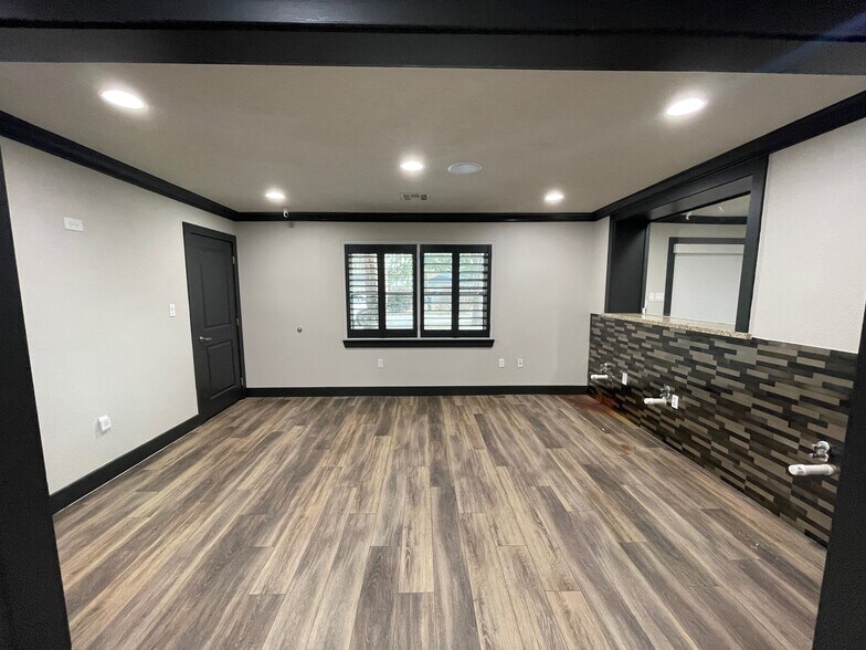 More Photos Of 408 Wilson Rd, Conroe Loft Creative Space For Sale