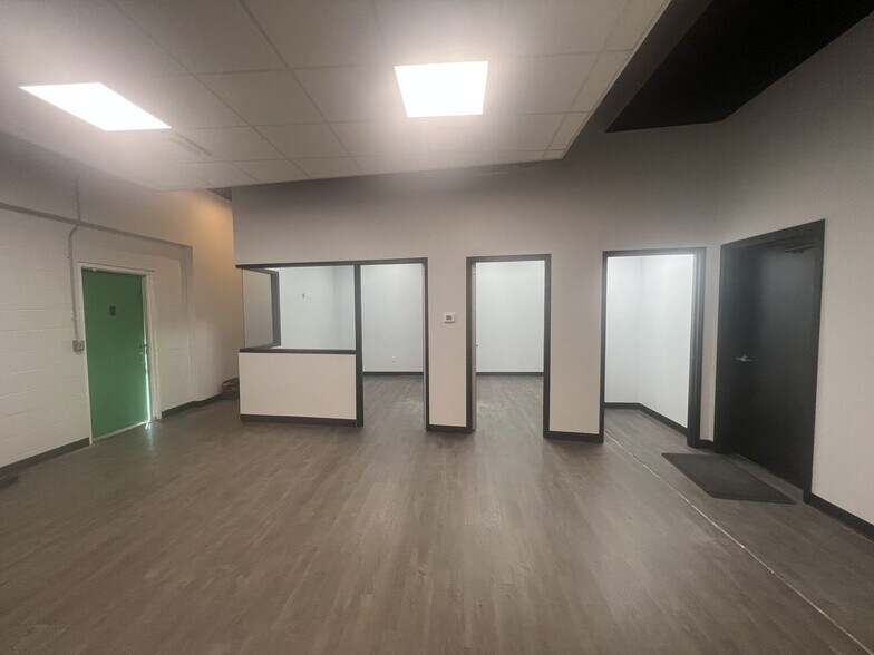 More Photos Of 617 Walnut St, Jeffersonville Flex For Lease