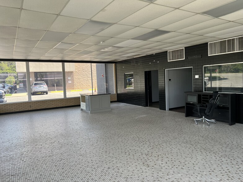 More Photos Of 3485 S Monroe St, Tallahassee Showroom For Lease