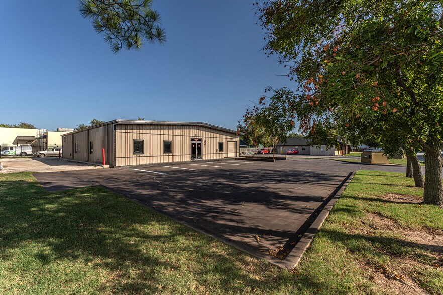 More Photos Of 921 N Lahoma Ave, Norman Light Manufacturing For Sale
