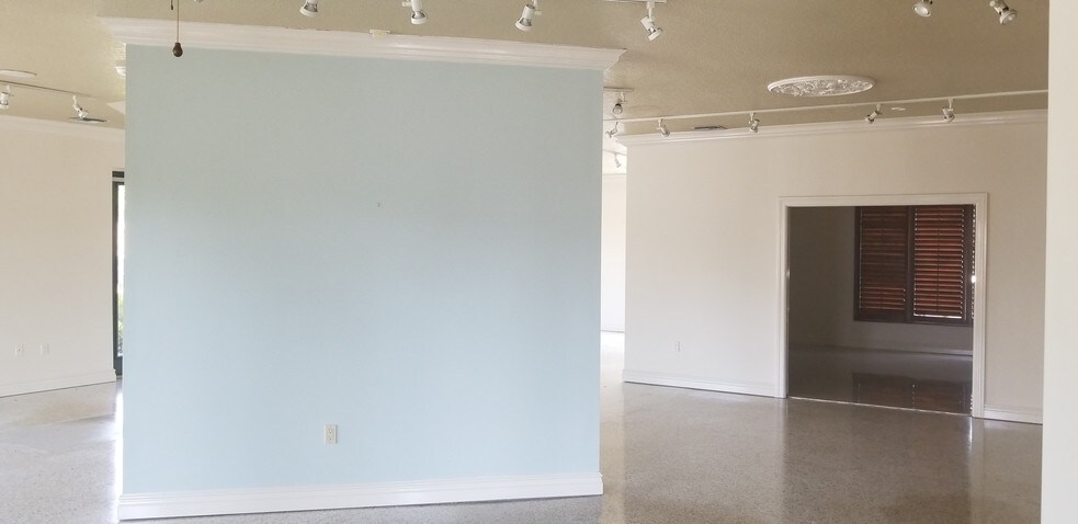 More Photos Of 1530 Dolphin St, Sarasota Storefront For Lease