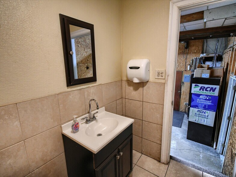 More Photos Of 610 Front St, Catasauqua Warehouse For Sale