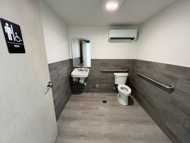 More Photos Of 4924 Old Benbrook Rd, Fort Worth Warehouse For Sale