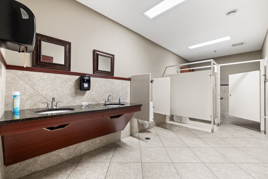 More Photos Of 1 Hedstrom Dr, Ashland Warehouse For Lease