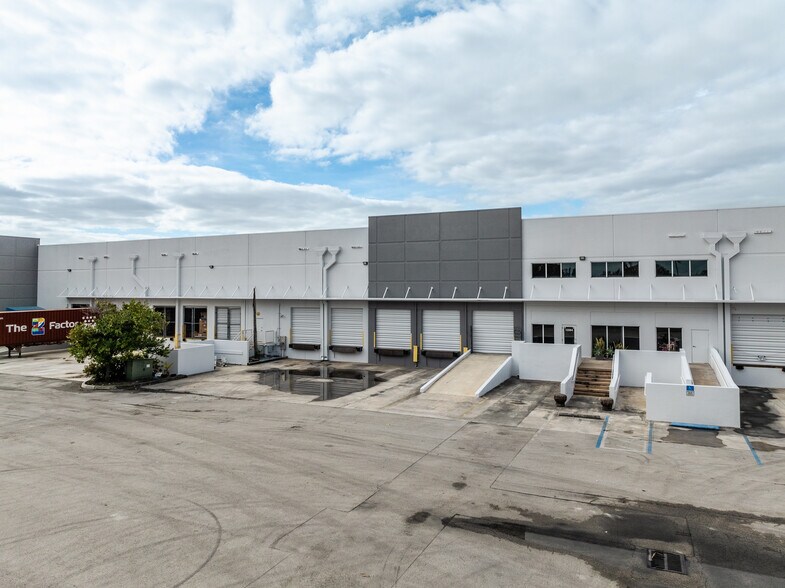More Photos Of 12860-12864 NW South River Dr, Medley Warehouse For Lease