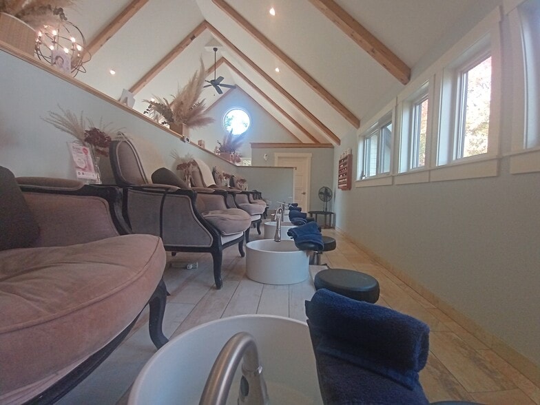 More Photos Of 1998-2006 Phelan Rd W, Ottawa Hotel For Lease