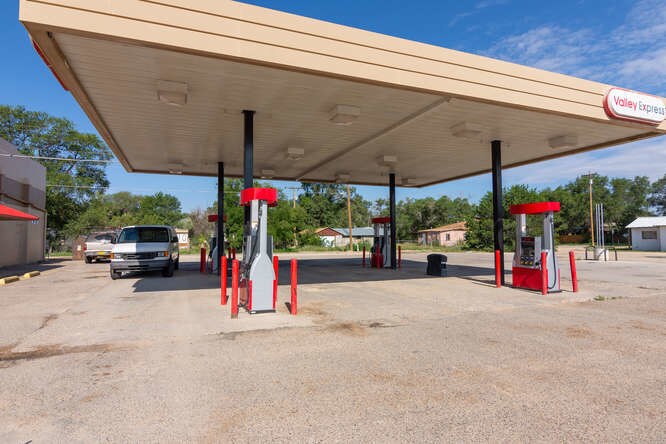 More Photos Of 115 S 5th St, Estancia Convenience Store For Sale