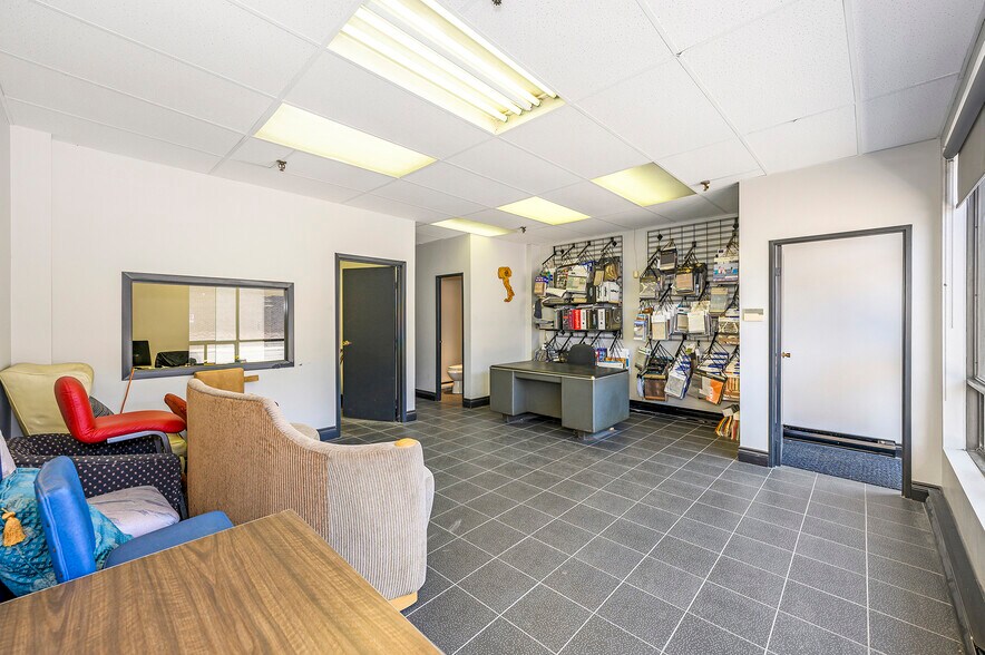 More Photos Of 7171 Torbram Rd, Mississauga Showroom For Sale