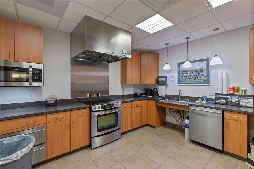 More Photos Of 300 Morrie Ave, Cheyenne Office For Sale